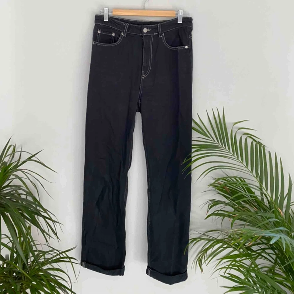 Jeans från Weekday i modellen ROW. Svarta med beiga sömmar. Frakten ingår i priset😍 Kolla gärna på allt annat jag säljer!!. Jeans & Byxor.