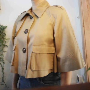  - Säljer denna fina beiga vårjackan från Lindex. Köpte den för 400kr men har aldrig kommit till användning. Är i storlek S och i bra kvalité. Kan skickas mot 36kr eller mötas upp i Borås eller Kungsbacka. 