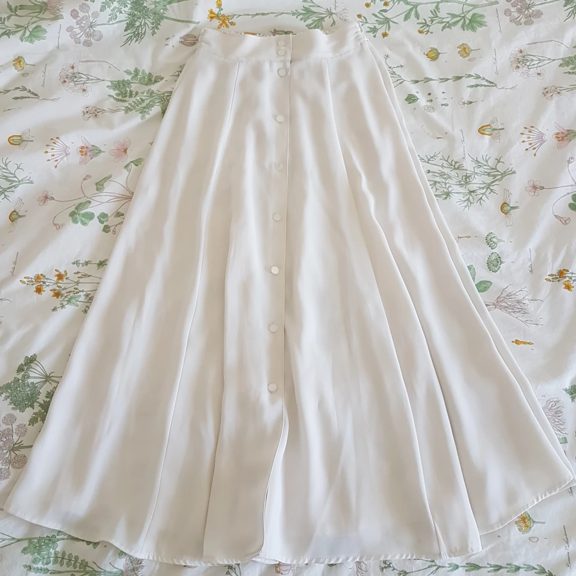 Vit långkjol med knappar