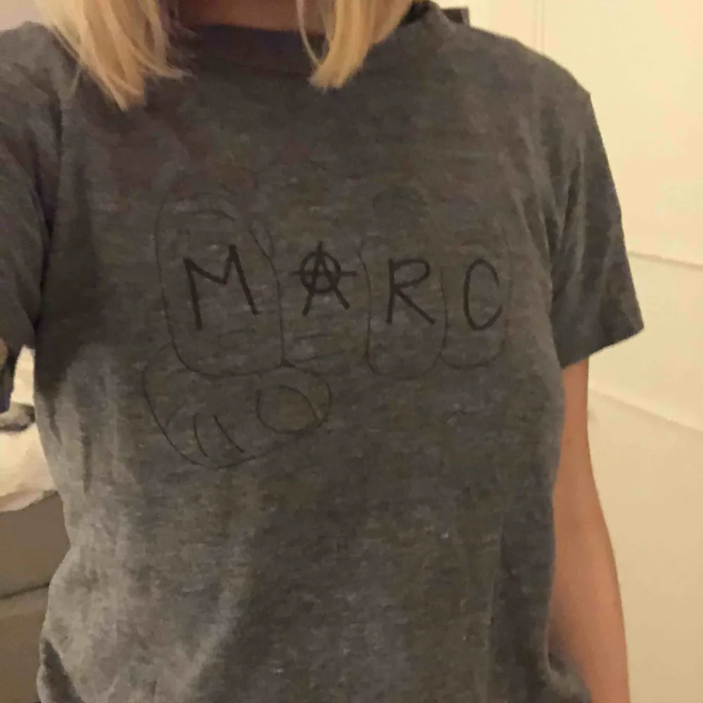 Grå t-shirt från Marc Jacobs. Jättebra skick och skönt material, knappt använd . T-shirts.