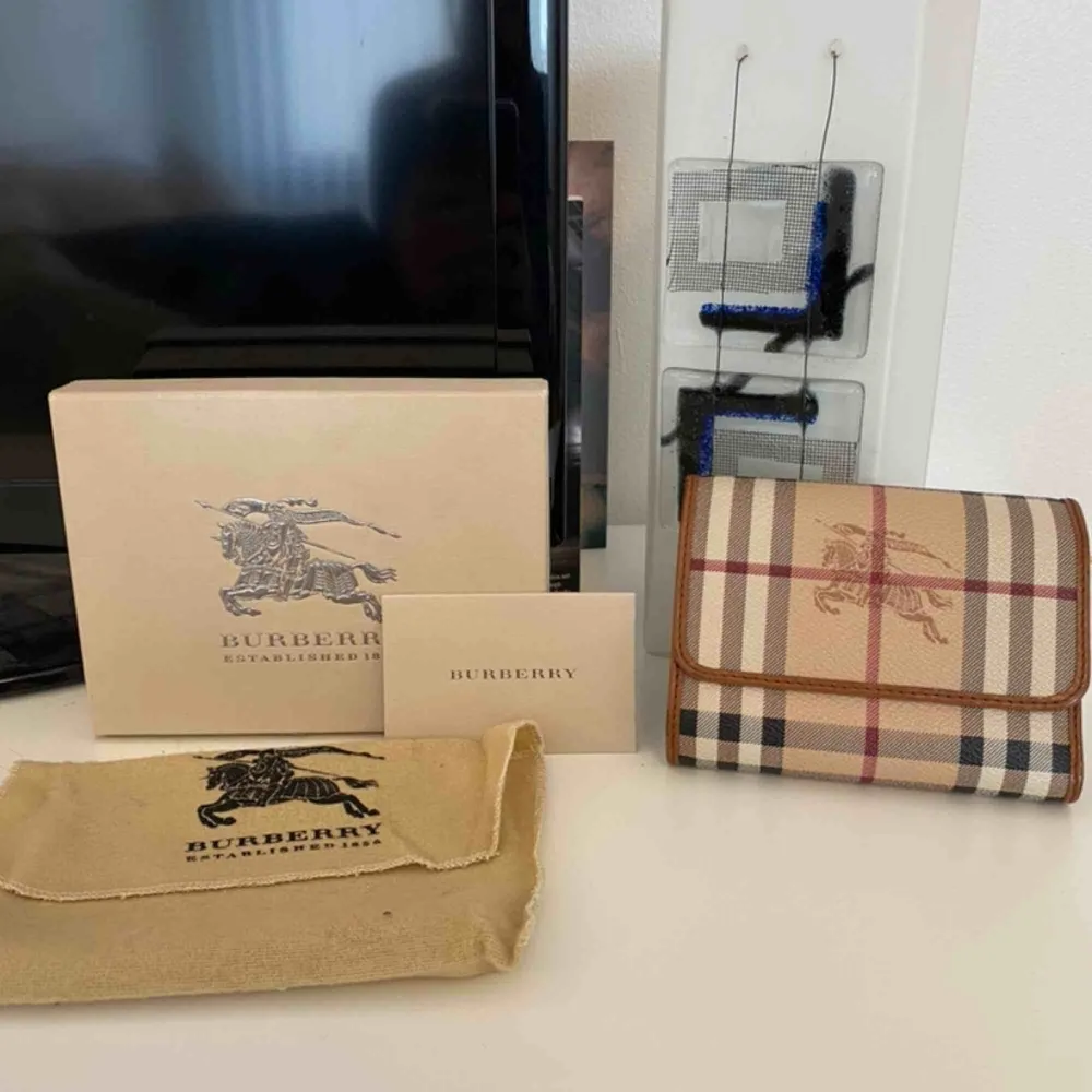 Äkta plånbok från burberry köpt i Tokyo. Kvitto finns. Säljer då jag inte får användning för den. Köparen står för frakt.. Accessoarer.