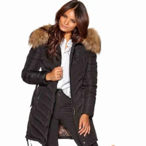  - En lång svart dunjacka från hollies! Använd en vinter och är i bra skick, lite slitningar på en av knapparna( lite färg borta), kan skicka bild om det önskas. Nypris är 4000kr ! Äkta päls som är möjlig att ta av Frakt: 110kr Kontakt: 0732500530