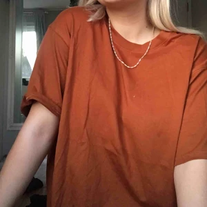  - Sjukt bekväm oversized t-shirt i rostrött, jättefin i kragen och mjukt material. Möts upp i Umeå, annars tillkommer frakt.