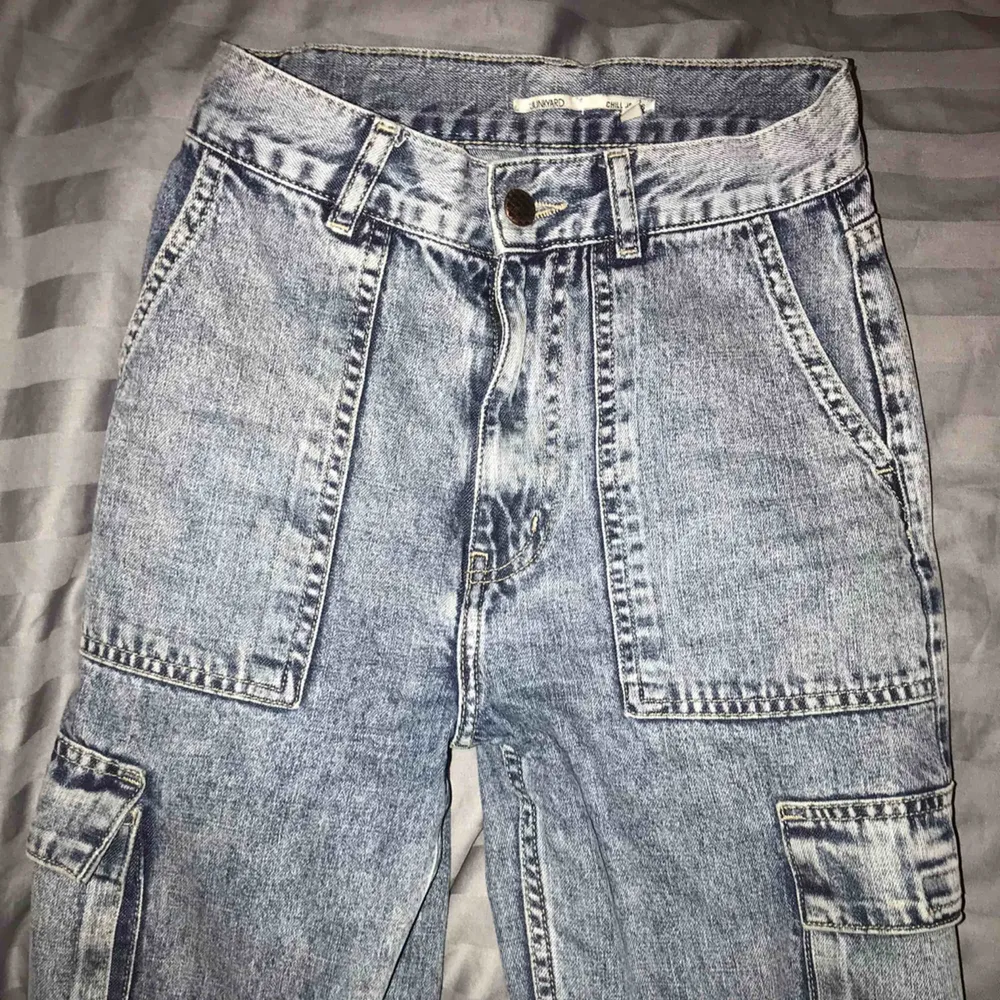 Jeans i bra skick från Junkyard i modellen ”chill jeans”. Raka i passformen med fickor på sidorna. Väldigt snygga jeans men som inte kommer till användning längre tyvärr. Kontakta mig för fler bilder :) . Jeans & Byxor.
