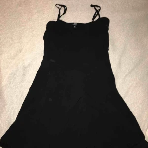  - Svart klänning från cotton on. Storleken står att det är M men skulle nog säga att det passar bättre som S. Finns ett litet hål som går att sy ihop igen.