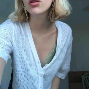  - Croppad vit topp, köpt på second hand! Frakt 40kr