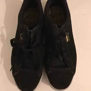 Snygga svarta skor med vit sula från puma💗 använda ett fåtal gånger för ett tag sedan men i bra skick🌺 frakt tillkommer 💞
