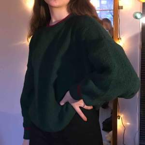 En mysig over-sized mörkgrön tröja med rosaröda detaljer💚 eventuell frakt står köparen för men möts annars upp på söder☀️