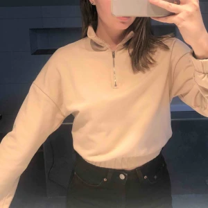  - 🦋🦋jättefin sweatshirt från gina! Bara använd typ 2 gånger. Färgen liknar mest andra bilden. Pris är inkl frakt🦋🦋