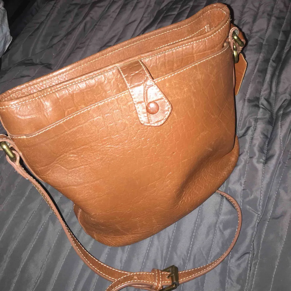 Fin Mulberry handväska 👜 liknar bucket design. Gjord i äkta brun skinn, fins skick. Kan stängas med dragkedja. Har inner fack.. Väskor.