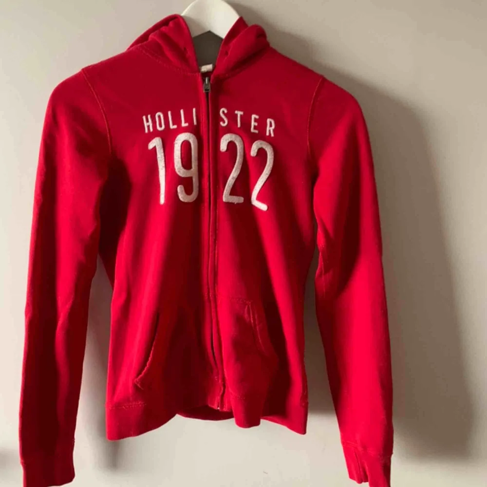 Röd hoodie från Hollister, välanvänd men i gott skick. Möts upp i Stockholm, men skickar även på posten. Frakten är ej inkluderad.. Hoodies.