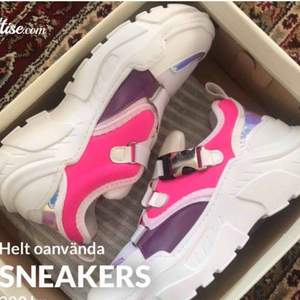 Helt oanvända sneakers i storlek 37. Orgpris 350kr