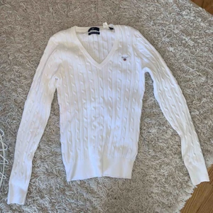  - Kabelstickad kofta med v-ringning från Gant, helt oanvänd & i jättefint skick! Nypris ca 1299 kr. Frakt tillkommer. 