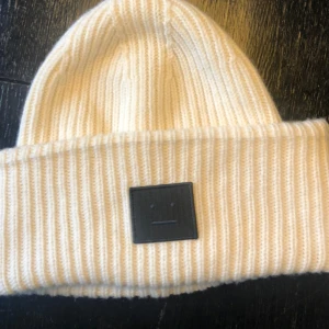  - Acne mössa i superfint skick. Frakt tillkommer💕 kvitto finns!