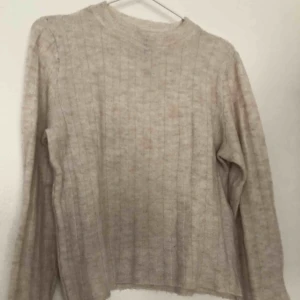  - Tunn stickad tröja i ljusbeige färg. Riktigt skön och snygg passform med längre armar. Från hm. Pris kan diskuteras 