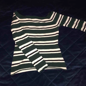  - Fin off shoulder tröja från H&M. Man kan också ha den på axlarna så det blir en väldigt ”bred” ringning. Supersnygg till ett par skinnbyxor! 