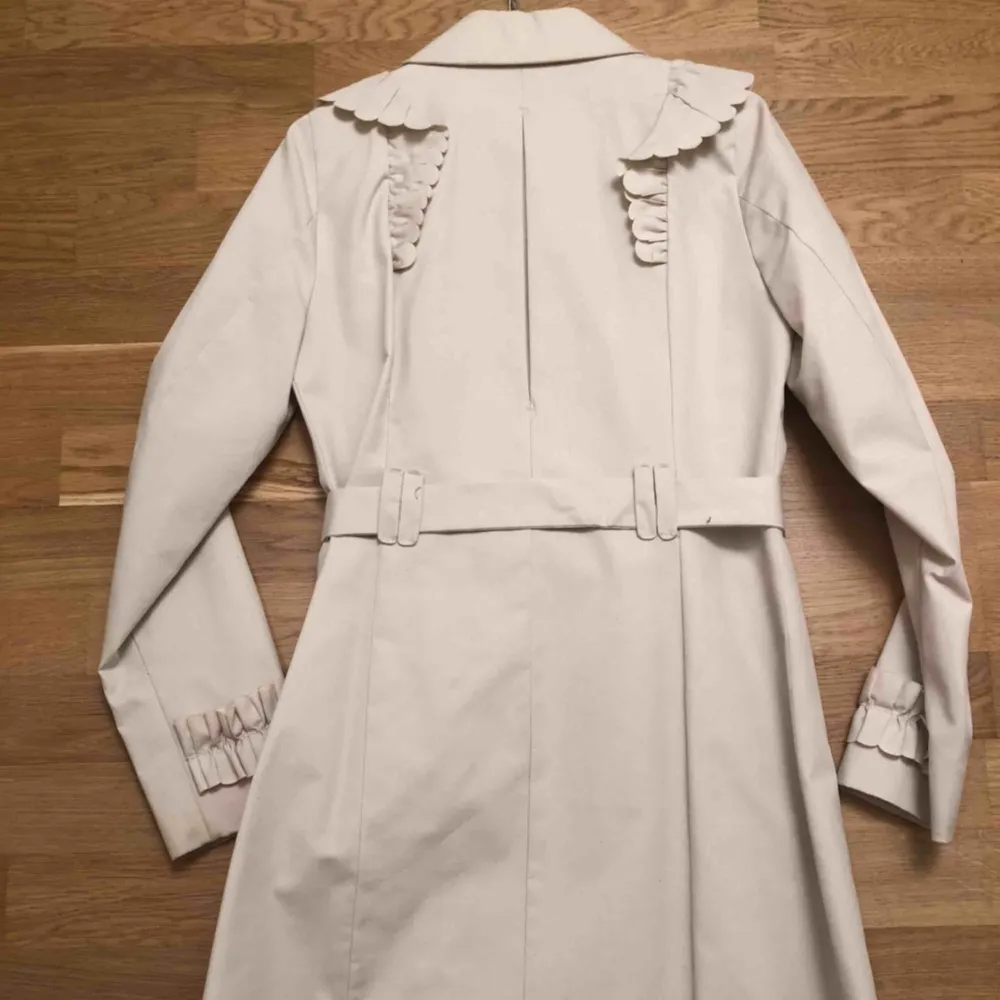 Fin trenchcoat från danska designmärket Designers Remix i nyskick och kemtvättad. Nypris var 2900kr. Möts upp i Stockholm, annars står köparen för frakten. . Jackor.