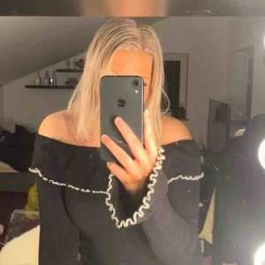  - En jättefin svart off shoulder tröja med volang ärmar. Använd bokstavligen en gång. Köpt för något årsedan i Göteborg. Köparen står för frakt