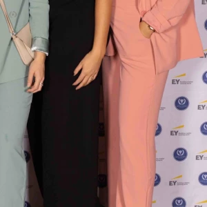  - Rosa vida byxor från Nelly i storlek 40. Svårt att fota färgen men den är som på första bilden. Säljer även kavajen men i annan annons.