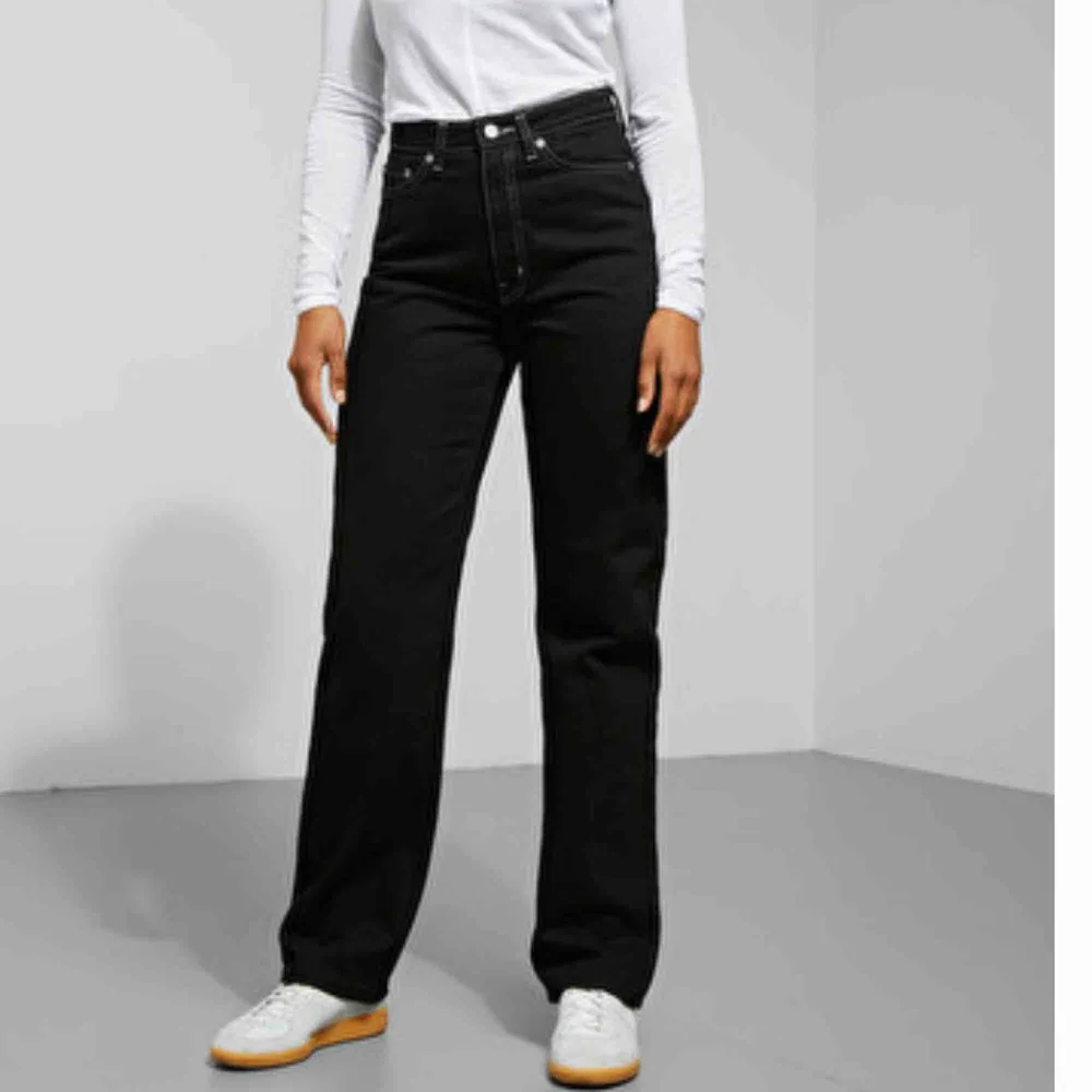 Svarta row jeans med vita sömmar från weekday som aldrig kommer till användning längre. Köparen står för frakt!. Jeans & Byxor.