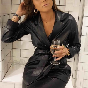  - Lånad bild! Säljer min skinnblazer från NAKD, storlek 36 Skickar enbart 🥰 