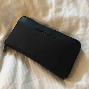  - Stor plånbok från Armani Jeans. Äkta, nypris ca 1400 kr.
