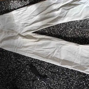 Vita jeans från Zara! 💛💛 passar mig som har strl 36 i byxor. Möts gärna upp i sthlm annars står köparen för frakten!
