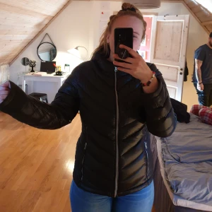 Calvin Klein jacka  - Intressekoll ! En kompis ska möjligtvis sälja. Helt oanvänd CK jacka, dun och är typ vår jacka. Nypris 1000kr. 