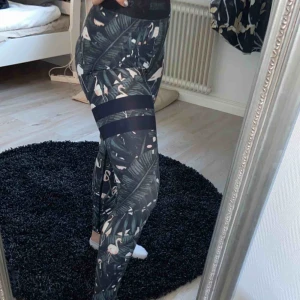  - Super snygga och trendiga träningsbyxor från stronger köpta för två år sedan. Inte så väl använda då jag inte tyckte om passformen från första början men de är exakt som strongers alla andra byxor, super sköna! Storlek s men passar xs också 🔥💥