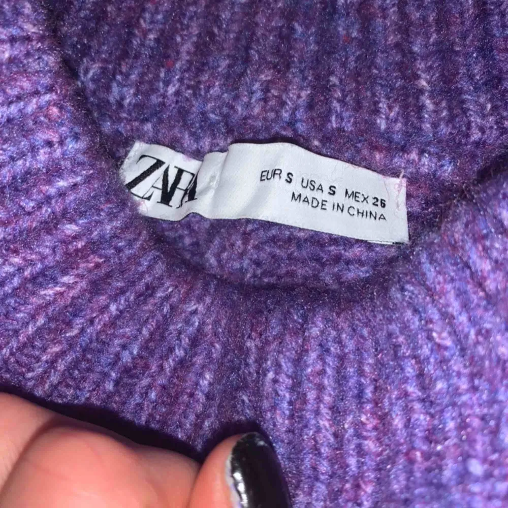 Såååå fin lila tröja från Zara! Endast använd 2 gånger! Verkligen fin färg som matchar till mycket, inte alls sticksig och lite oversized! Köparen står för frakt och pris kan diskuteras!💓💓💓💓🙌. Stickat.