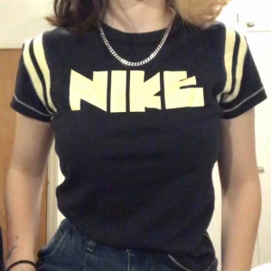  - FEEET Nike tshirt. Kan ej avgöra om den är mörkblå eller urtvättad svart lol. Köpt secondhand så vet ej om den är gammal på riktigt eller ba retro. Litet märke på E’et som ej går bort men syns knappt. 