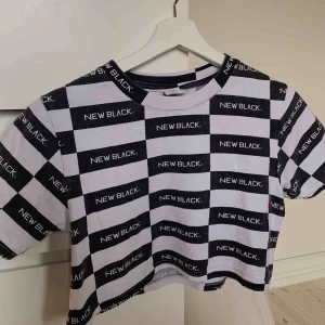  - Skit cool croppad tröja från New Black. Lite urtvättade men annars väldigt bra skick. Säljer då den aldrig kommer till användning. 💓 frakt tillkommer 