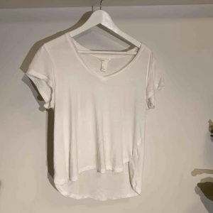  - FRI FRAKT! Vit bommust-shirt.