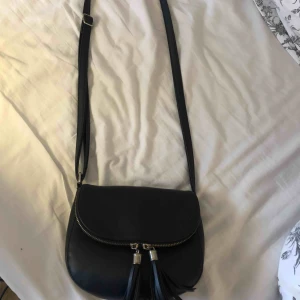  - Väska med många fack inuti, rymlig, bra skick