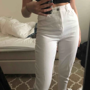  - Jättefina mom jeans från boohoo. Inte alls genomskinliga. Säljer då de är en aning för korta för mig (171cm lång) frakt tillkommer 