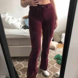  - Säljer mina vinröda velour bootcutbyxor från asos. Använda ett fåtal gånger och bra längd för mig som är 171cm. Väldigt fina och i bra skick. frakt tillkommer