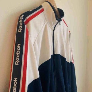  - En tracksuit tröja från Reebok! Fin kvalité 🌟 passar m tracksuit byxorna som också är till salu i min profil!   Paketpris - 350kr 🌹