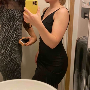  - Balklänning använd endast en kväll. Köpt på humana. Det står ingen storlek men skulle gissa att det är en S. Då klänningen var för lång för mig (163 cm) så har jag klippt av och sytt upp den men det är inget som syns. Axelbanden är avtagbara.