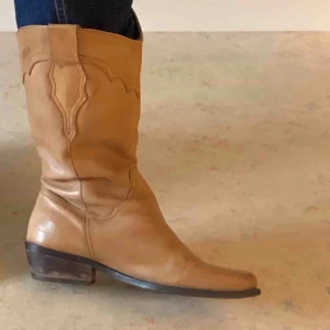  - Snygga cowboy boots köpta second hand