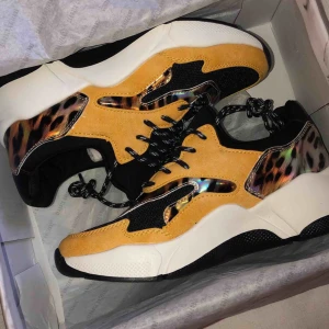  - Sneakers i leopard/gul. Knappt använda därav säljer jag dom! Möts upp i Stockholm eller fraktar. Storlek 38 men något små 