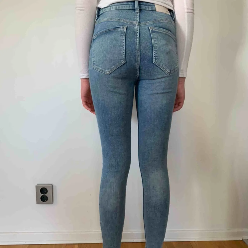 Högmidjade jeans från zara i stl 36. Köparen står för frakten men kan mötas upp i Helsingborg.. Jeans & Byxor.