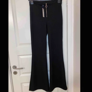  - Helt oanvända utsvängda finbyxor som även skulle kunna användas vardagligt. 