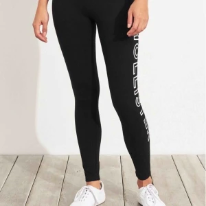  - Svarta träningstights från Hollister. Aldrig använda, höga i midjan och bra passform. Fler bilder kan skickas, frakt tillkommer.