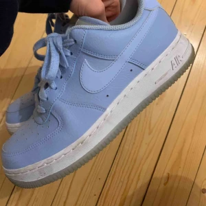  - Superfina och nästintill nya Nike Air Force 1 i babyblue🥰 använda fåtal gånger och är i jättefint skick. Storlek 38! 