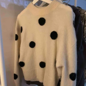  - Hej! Säljer denna stickade tröja från & other stories. Använt den 2 gånger och säljer pga att den inte kommit till användning. Den är fel fri!
