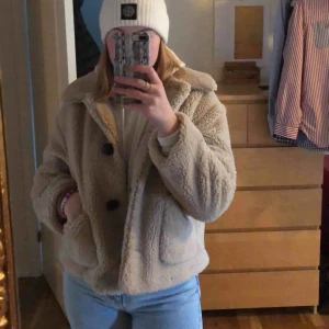  - Teddyjacka från zara! Säljer på grund av att den knappt kommit till användning, har använt den ungefär 5 gånger vilket innebär att den är i bra skick