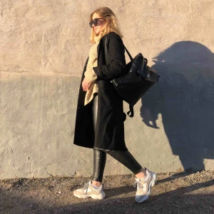  - Skor från K.cobler, scorett! Beiga och vita, skicka om ni vill ha fler bilder! Frakt tillkommer 🙏🏼