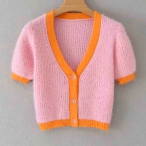  - Supergullig kort kofta från SHEIN, Onesize men passar nog bäst xs-s, aldrig använd så den är i bra skick 💕 köparen står för frakten💕