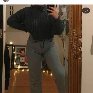  - Stickad tröja med hög krage (går att vika ned)  Köpare står för frakt