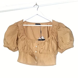 Supersöt croptop  - Supersöt croptop från prettylittlethings. Storlek 36.